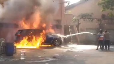 Car Caught Fire Video: వీడియో ఇదిగో, తెలంగాణ సచివాలయం వెనుక కారుకు ఒక్కసారిగా అంటుకున్న మంటలు