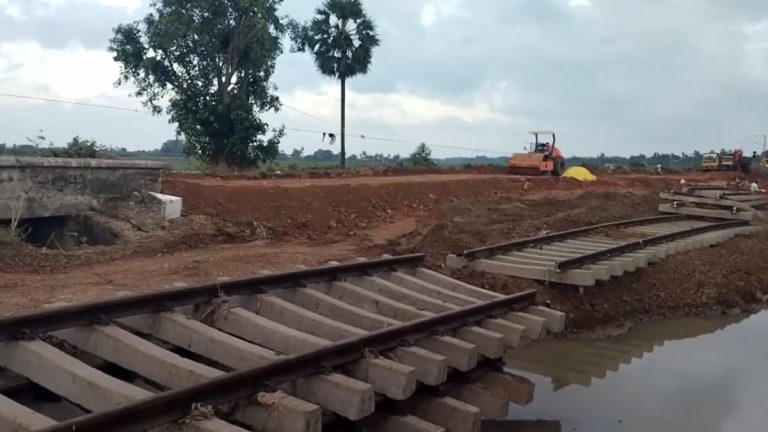 Tamil Nadu Rains: భారీ వర్షాలకు కుంగిపోయిన రైల్వే ట్రాక్, తమిళనాడును ఇంకా వదలని వానలు, వీడియో ఇదిగో..