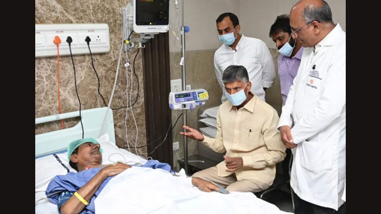 Chandrababu Visits KCR in Hospital: వీడియో ఇదిగో, కేసీఆర్‌ను పరామర్శించిన చంద్రబాబు, త్వరలోనే కేసీఆర్‌ మామూలుగా నడుస్తారని ఆకాంక్షించిన మాజీ సీఎం