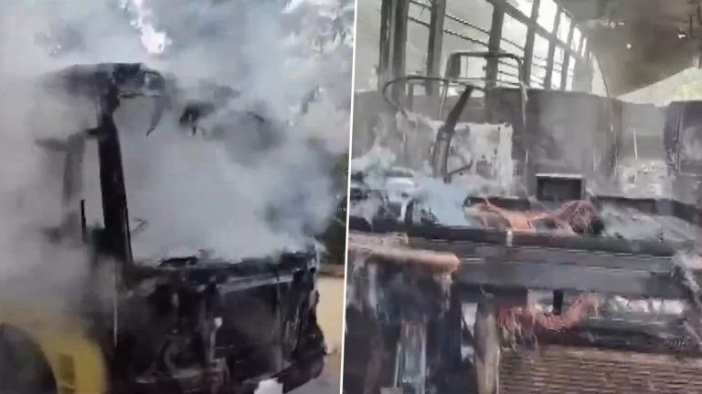 School Bus Caught Fire: వీడియో ఇదిగో, పిల్లల్ని స్కూలుకు తీసుకువెళుతూ మంటల్లో చిక్కుకున్న బస్సు, విద్యార్థులను కిందకు దించడంతో తప్పిన పెను ప్రమాదం