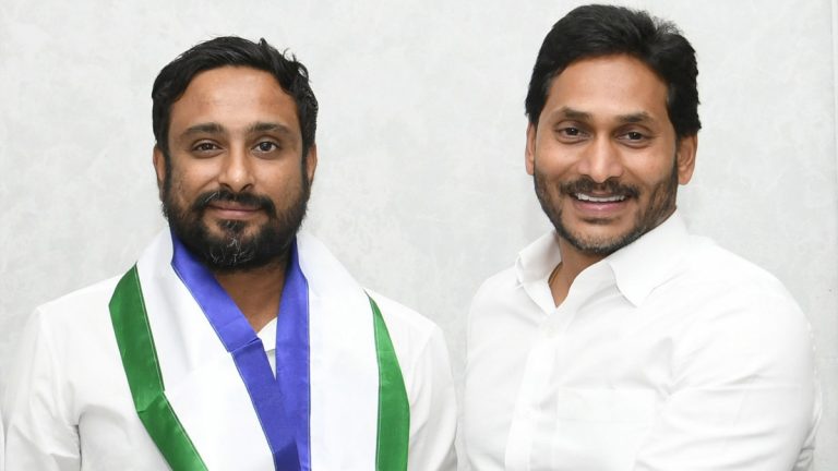 Ambati Rayudu Joins YSRCP: వైసీపీలో చేరిన క్రికెటర్ అంబటి రాయుడు, అక్కడి నుంచే ఎన్నికల బరిలోకి, కండువా కప్పి పార్టీలోకి ఆహ్వానించిన సీఎం జగన్