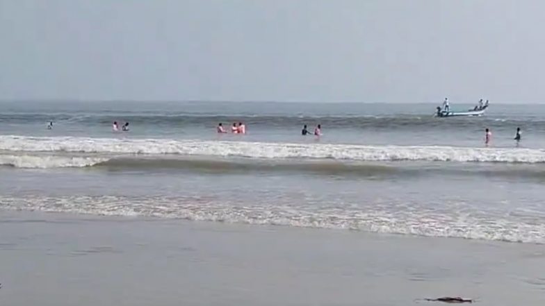 Andhra Pradesh: వీడియో ఇదిగో, సూర్యలంక బీచ్‌లో అలలకు కొట్టుకుపోతున్న ఇద్దరు యువకులను రక్షించిన పోలీసులు, అభినందనలు తెలిపిన డీజీపీ