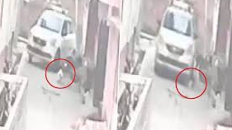 Accident Caught on Camera: షాకింగ్ వీడియో ఇదిగో, అపార్ట్‌మెంట్ వెలుపల ఆడుకుంటున్న పాపపై నుంచి వెళ్లిన కారు, తీవ్ర గాయాలతో అక్కడికక్కడే మృతి