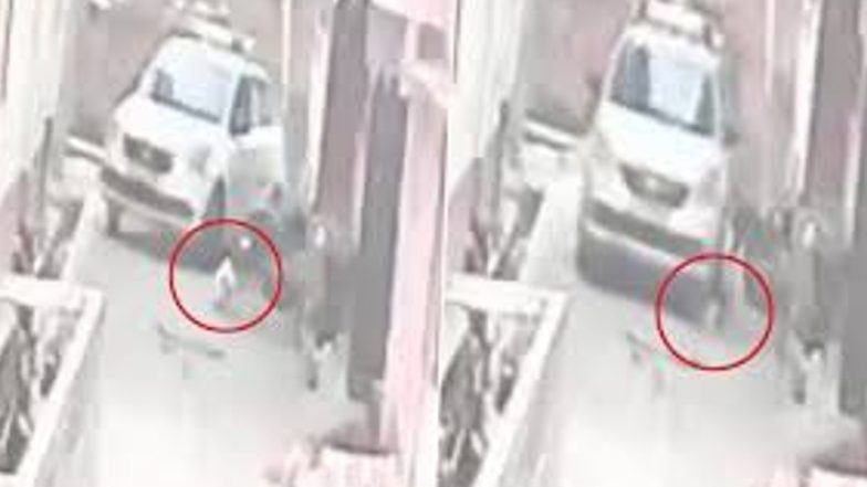 Accident Caught on Camera: షాకింగ్ వీడియో ఇదిగో, అపార్ట్‌మెంట్ వెలుపల ఆడుకుంటున్న పాపపై నుంచి వెళ్లిన కారు, తీవ్ర గాయాలతో అక్కడికక్కడే మృతి