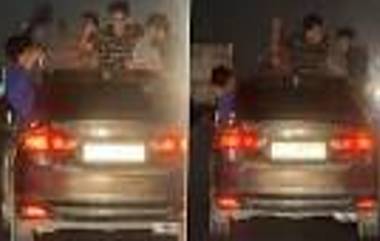 Dance on Moving Car: వీడియో ఇదిగో, కదులుతున్న కారుపైకి ఎక్కి డ్యాన్స్ వేసిన యువకులు, బడిత పూజ చేసి పంపిన బెంగుళూరు పోలీసులు