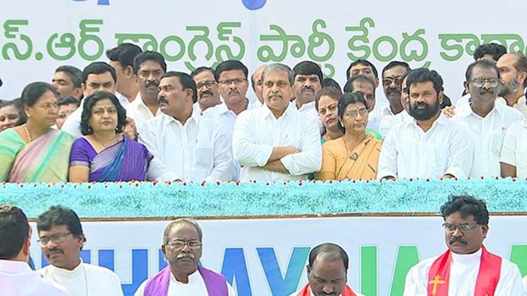 Happy Birthday Jagan: వైఎస్సార్‌సీపీ కేంద్ర కార్యాలయంలో ఘనంగా సీఎం జగన్ జన్మదిన వేడుకలు, పాల్గొన్న పలువురు వైసీపీ ఎమ్మెల్యేలు, వీడియో ఇదిగో..