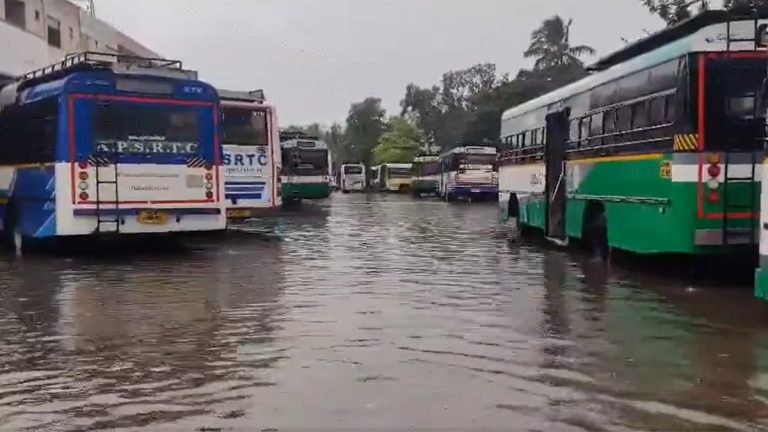 Cyclone Michaung: వీడియోలు ఇవిగో, మచిలీపట్నంలో తుఫాను భీభత్సం, ఆర్టీసీ బస్టాండ్‌లోకి వెలువెత్తిన వరద, వాగులను తలపిస్తున్న రోడ్లు