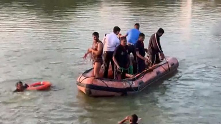 Vadodara Boat Capsize: వడోదరలో ఘోర పడవ ప్రమాదం, 27 మంది విద్యార్థులు గల్లంతు, గాలింపు చర్యలు చేపట్టిన అధికారులు