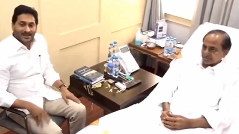 CM Jagan Meet KCR: వీడియో ఇదిగో, కేసీఆర్‌ను పరామర్శించిన సీఎం జగన్‌, ఏపీ ముఖ్యమంత్రికి ఆహ్వానం పలికిన కేటీఆర్