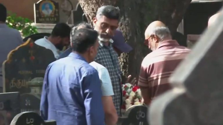 Last Rites of Murdered Son: తల్లి చేతిలో దారుణ హత్యకు గురైన చిన్నారికి అంతిమ సంస్కారాలు నిర్వహించిన తండ్రి, విషాదకర వీడియో ఇదిగో