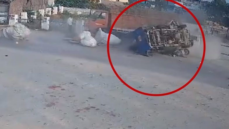 Hyderabad Road Accident: షాకింగ్ వీడియో ఇదిగో, అతివేగంతో దూసుకొచ్చిన బైకులను ఢీకొట్టిన చెత్త ఆటో, ఒకరు అక్కడికక్కడే మృతి