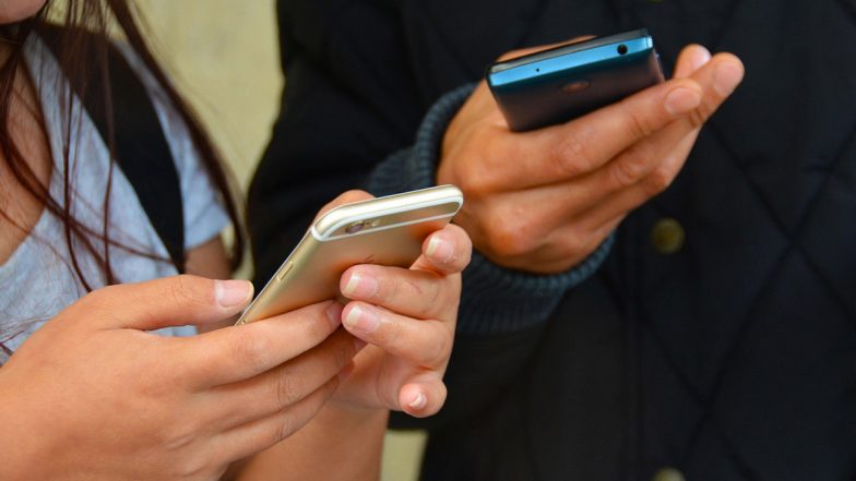 Mobile Phones Banned: ఇంగ్లండ్‌ స్కూళ్లలో మొబైళ్లపై నిషేధం.. విద్యార్థుల ప్రవర్తనను మెరుగుపరిచేందుకే