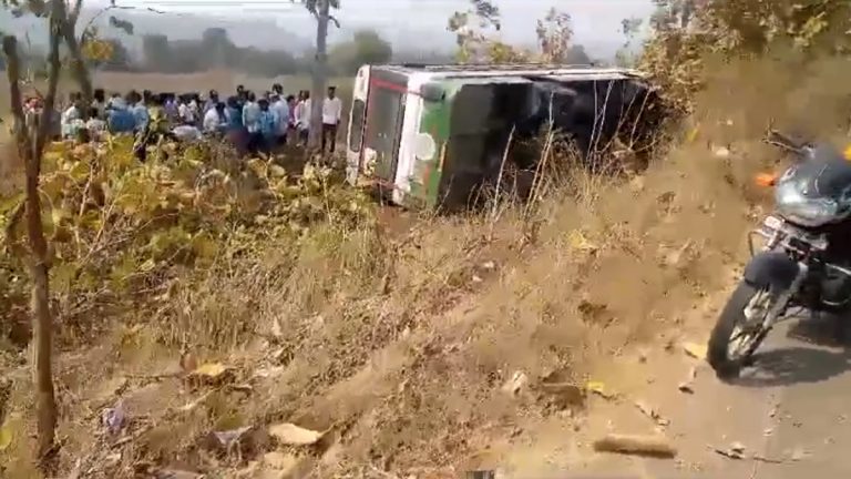 Telangana Road Accident: అదుపు తప్పి రోడ్డు పక్కన పొలాల్లో బోల్తా పడిన ఆర్టీసీ బస్సు, ఆరుమందికి గాయాలు, వీడియో ఇదిగో..