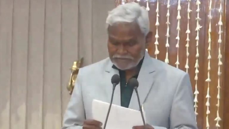 Champai Soren Takes Oath as Jharkhand CM: జార్ఖండ్‌ ముఖ్యమంత్రిగా చంపై సోరెన్‌ ప్రమాణం, చంపైతో పాటు పలువురు ఎమ్మెల్యేలు మంత్రులుగా ప్రమాణం