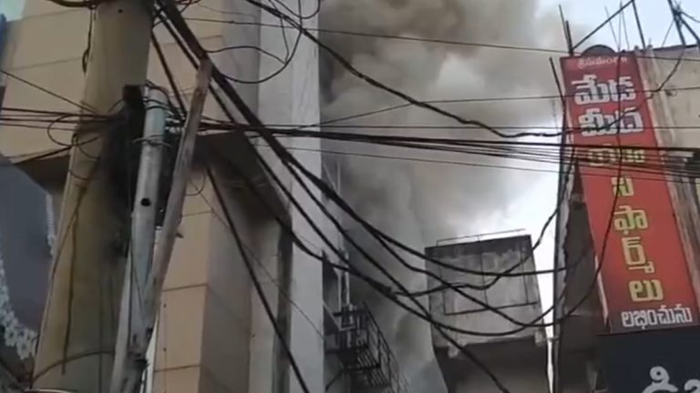 Gajuwaka Fire Video: విశాఖ గాజువాకలో ఘోర అగ్ని ప్రమాదం, మంటల్లో కాలిపోయిన మూడు ఫ్లోర్లు, భారీగా ఆస్తి నష్టం, మంటలను అదుపు చేస్తున్న ఫైర్‌ ఇంజిన్లు