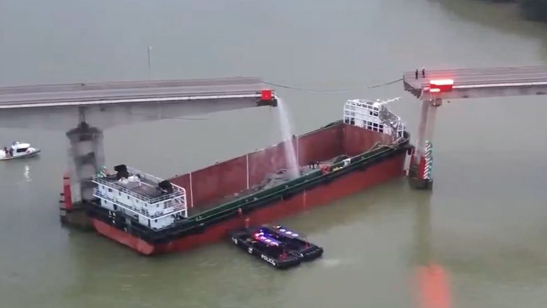 China Ship Rams Bridge Video: చైనాలో ఘోర ప్రమాదం వీడియో ఇదిగో, పెరల్‌ నదిపై నిర్మించిన వంతెనను ఢీ కొట్టిన భారీ నౌక, నదిలో బస్సులు, కార్లు పడిపోవడంతో ఇద్దరు మృతి
