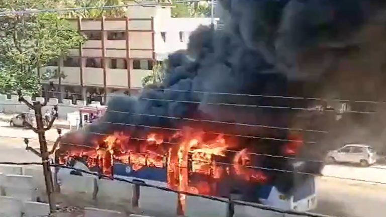 Kerala Bus Fire Video: కేరళ బస్సులో ఘోర అగ్నిప్రమాదం వీడియో ఇదిగో.. ఒక్కసారిగా మంటలు చెలరేగడంతో భయపడిపోయిన ప్రయాణికులు