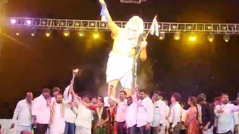 Bronze Statue of Gadar Unveiled: ప్రజాయుద్ధనౌక గద్దర్ కాంస్య విగ్రహాన్ని ఆవిష్కరించిన డిప్యూటీ సీఎం మల్లు భట్టి విక్రమార్క, వీడియో ఇదిగో..