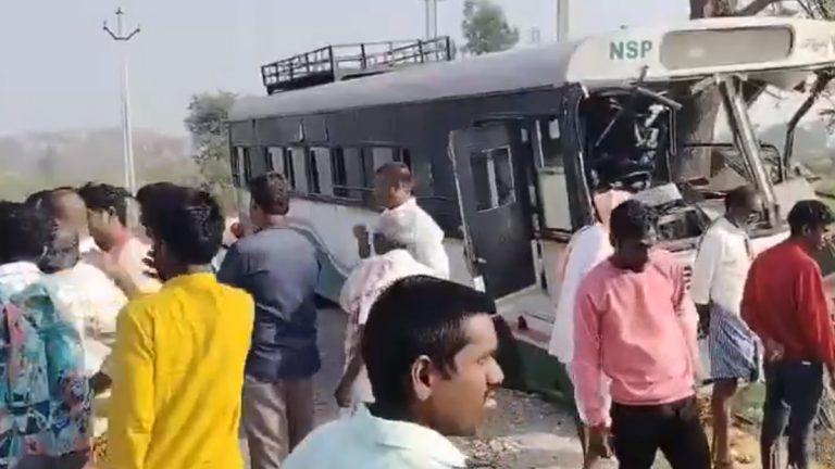 RTC Bus Hits Tree Video: చెట్టును ఢీకొట్టిన ఆర్టీసీ బస్సు వీడియో ఇదిగో, 30 మంది ప్రయాణికులకు గాయాలు, ముగ్గురు పరిస్థితి విషమం