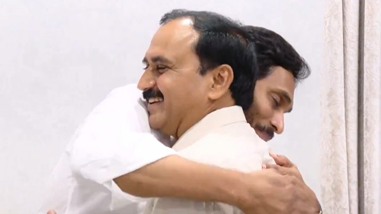 CM Jagan Hugs RK Video: వీడియో ఇదిగో, ఆర్కేని ఆత్మీయంగా కౌగిలించుకున్న సీఎం జగన్, మంగళగిరిలో వైఎస్ఆర్సీపీ గెలుపునకు పనిచేస్తానని హామీ