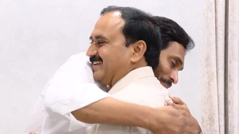 CM Jagan Hugs RK Video: వీడియో ఇదిగో, ఆర్కేని ఆత్మీయంగా కౌగిలించుకున్న సీఎం జగన్, మంగళగిరిలో వైఎస్ఆర్సీపీ గెలుపునకు పనిచేస్తానని హామీ