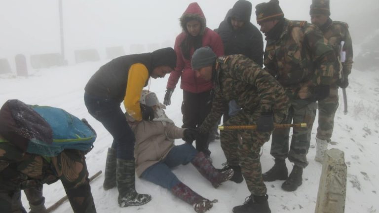 Indian Army Rescues 500 Tourists: మంచుతుఫానులో చిక్కుకున్న 500 మంది పర్యాటకులను రక్షించిన భారత సైన్యం, వీడియో ఇదిగో..