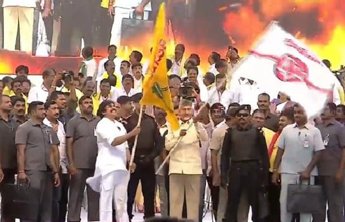 Andhra Pradesh Elections 2024: జెండాలు మార్చుకున్న చంద్రబాబు పవన్ కళ్యాణ్, తాడేపల్లిగూడెంలో టీడీపీ-జనసేన ఉమ్మడి సభలో ఆసక్తికర సన్నివేశం వీడియో ఇదిగో..