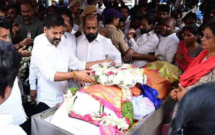 MLA Lasya Nanditha Funeral: లాస్య నందిత భౌతిక‌కాయానికి నివాళులు అర్పించిన సీఎం రేవంత్ రెడ్డి, పలువురు కాంగ్రెస్ మంత్రులు