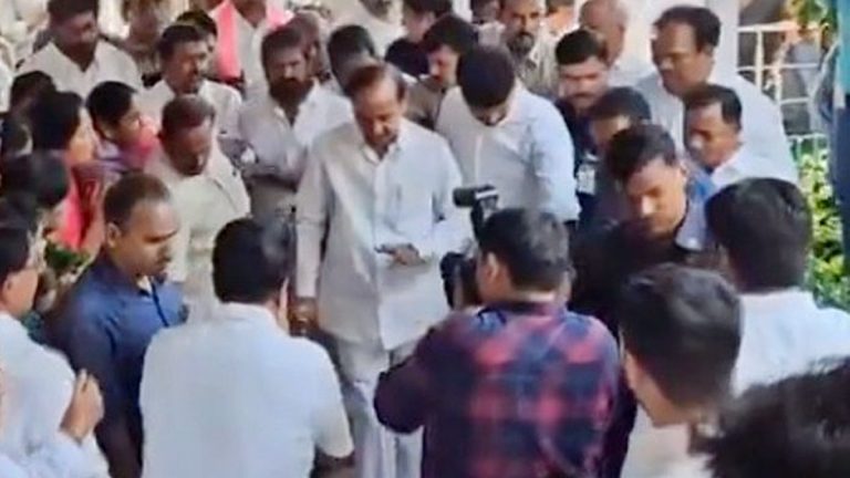 KCR Take Oath as MLA: గజ్వేల్‌ ఎమ్మెల్యేగా ప్రమాణ స్వీకారం చేసిన కేసీఆర్, బీఆర్‌ఎస్‌ అధినేత చేత ప్రమాణం చేయించిన స్పీకర్‌ గడ్డం ప్రసాద్‌