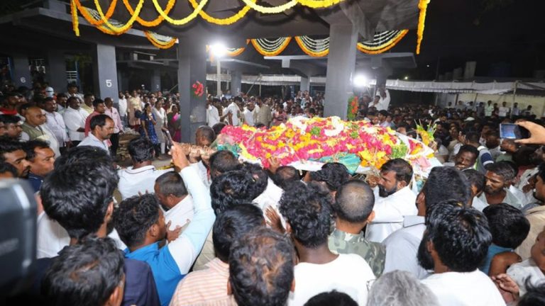 Lasya Nanditha Last Rites: అశ్రు నయనాల మధ్య ముగిసిన లాస్య నందిత అంత్య‌క్రియ‌లు, మారేడ్‌ప‌ల్లి శ్మ‌శాన‌వాటిక‌లో ప్ర‌భుత్వ లాంఛనాల‌తో బీఆర్ఎస్ ఎమ్మెల్యేకు తుది వీడ్కోలు