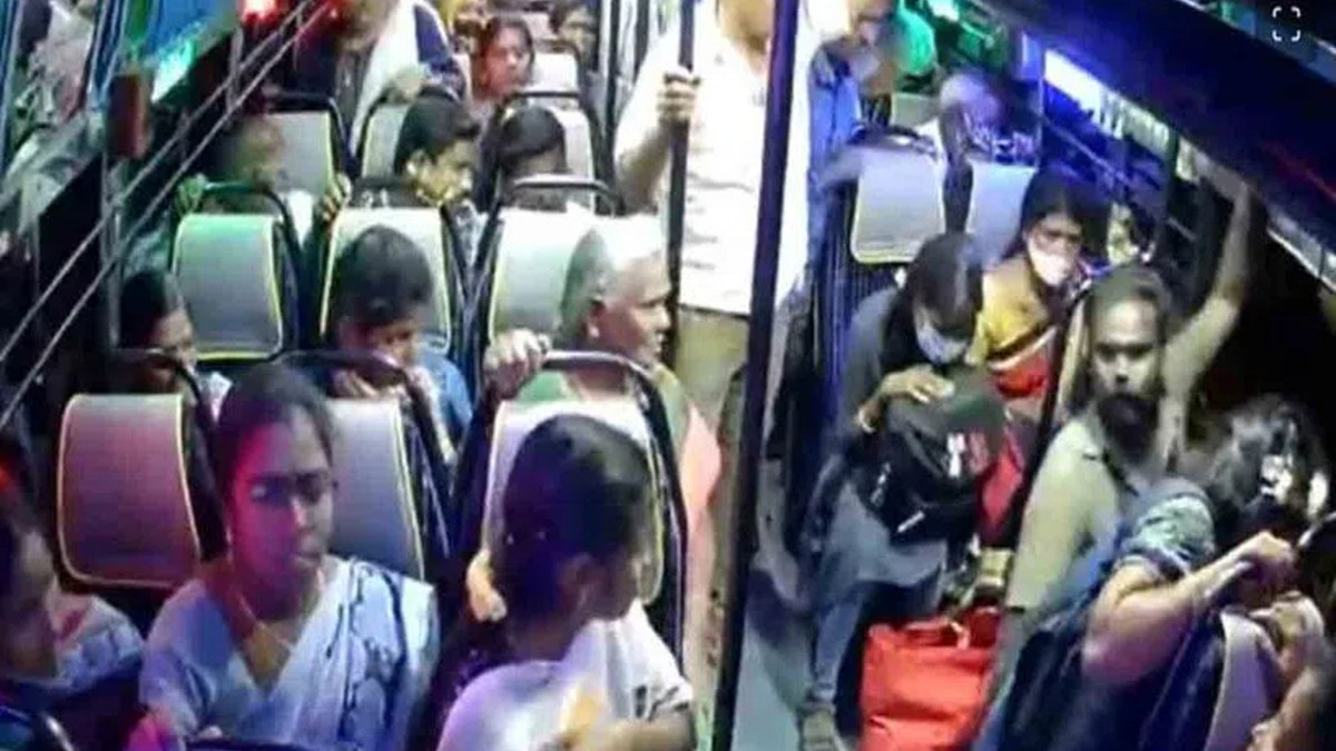 Bus Conductor Saves Woman: వేగంగా వెళుతున్న బస్సులో నుంచి కిందపడబోయిన యువతి, జుట్టుపట్టుకుని లోపలికి లాగి కాపాడిన కండక్టర్‌, వీడియో ఇదిగో..