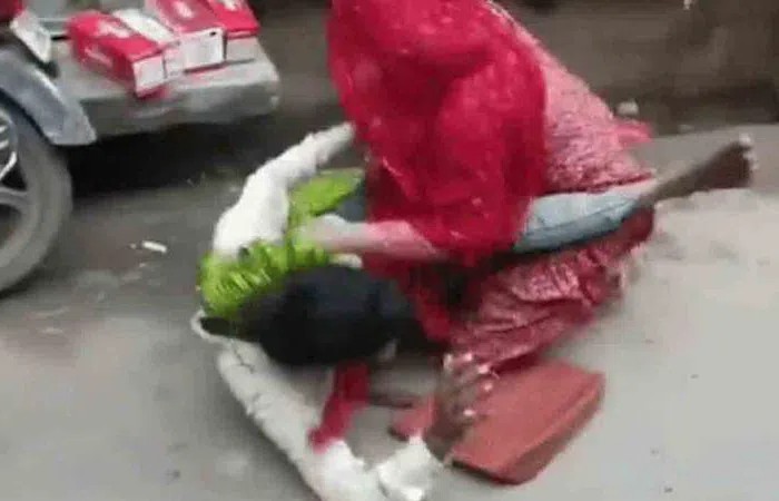 Woman Thrashing Man Video: వామ్మో.. యువకుడిని మహిళ కిందపడేసి ఎలా చావ బాదుతుందో చూడండి, గాజుల దండలతో మరీ..