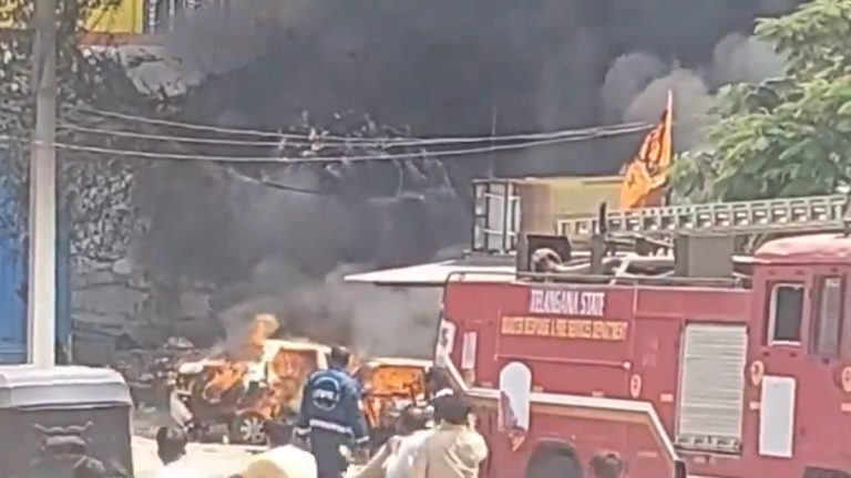 Telangana Fire Video: నారాయణఖేడ్‌లో కారు మెకానిక్ షెడ్డులో ఘోర అగ్ని ప్రమాదం, మంటల్లో దగ్ధమైన మూడు కార్లు, వీడియో ఇదిగో..