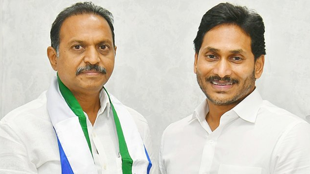 Satish Reddy Joins YSRCP: పులివెందులలో టీడీపీకి భారీ షాక్, వైసీపీలో చేరిన కీలక నేత సతీష్‌రెడ్డి, వైఎస్ ఫ్యామిలీని ఇబ్బంది పెట్టినా నన్ను సీఎం జగన్ అక్కున చేర్చుకున్నారని వెల్లడి