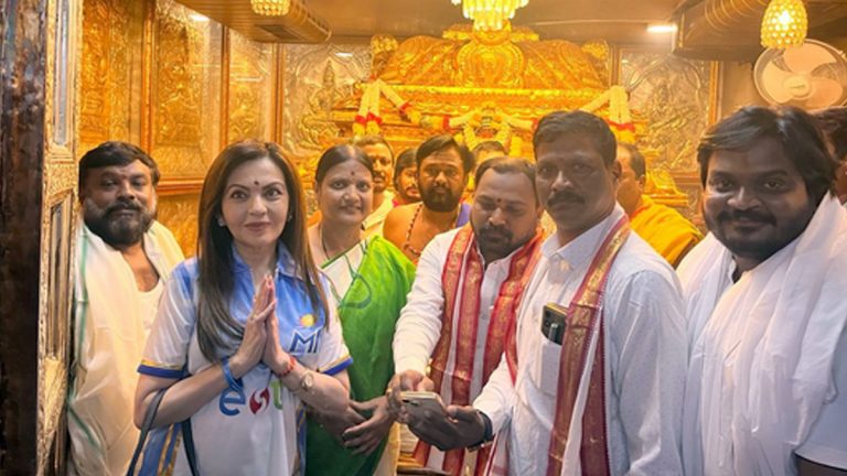 Nita Ambani: బల్కంపేట ఎల్లమ్మను దర్శించుకున్న నీతా అంబానీ.. ప్రత్యేక పూజలు.. ఫోటోలు వైరల్