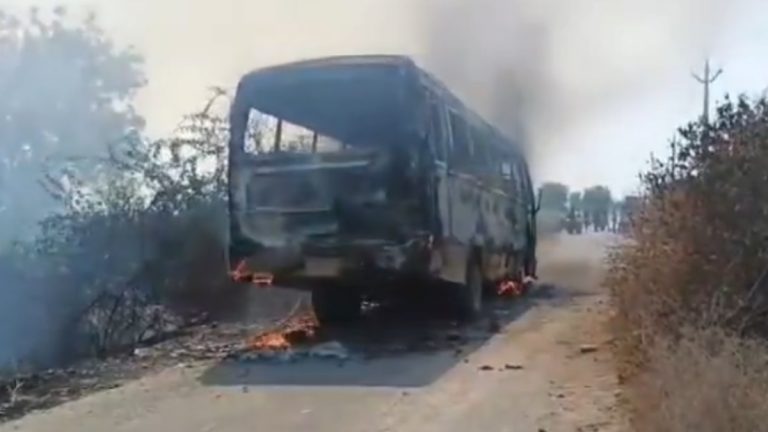 School Bus Fire Video: 30 మంది విద్యార్థులతో వెళుతున్న స్కూలు బస్సులో మంటలు, అందరూ సురక్షితంగా బయటపడటంతో ఊపిరి పీల్చుకున్న పాఠశాల యాజమాన్యం, వీడియో ఇదిగో..