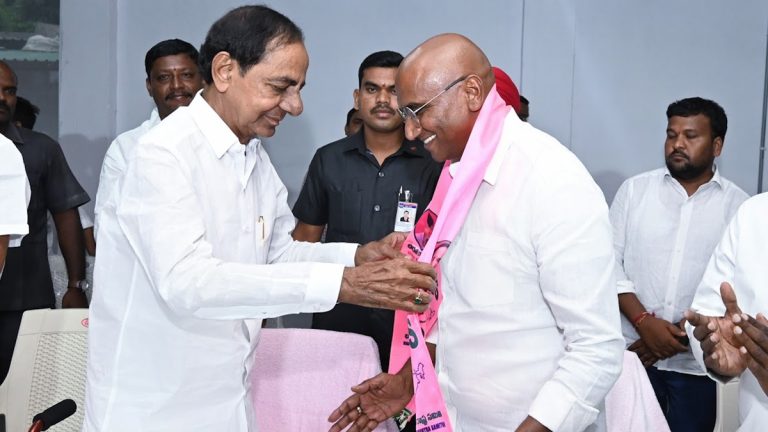 RS Praveen Kumar Joins BRS: బీఆర్ఎస్ పార్టీలో చేరిన ఆర్‌ఎస్‌ ప్రవీణ్‌ కుమార్‌, తెలంగాణ విశాల ప్రయోజనాల కోసం కారు ఎక్కానని వెల్లడి