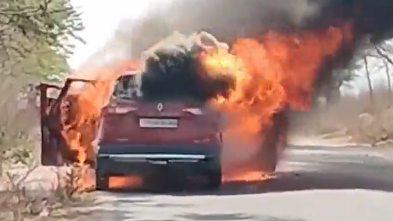 Car Caught Fire Video: కారులో చెలరేగిన మంటలు, 8 మంది ప్రయాణికులు డోర్ తీసి బయటకు దూకడంతో తప్పిన పెను ప్రమాదం, వీడియో ఇదిగో..