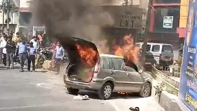 Moving Car Caught Fire Video: కదులుతున్న కారులో ఒక్కసారిగా ఎగసిన మంటలు, అప్రమత్తమై దూకేసిన డ్రైవర్, వీడియో ఇదిగో..