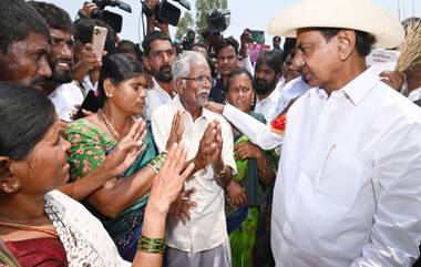 KCR Nalgonda Tour: జనగాంలో కేసీఆర్ పర్యటన.. ఎండిపోయిన పంటలను పరిశీలిస్తున్న కేసీఆర్.. రైతులతో మాట్లాడి సమస్యలు అడిగి తెలుసుకుంటున్న కేసీఆర్