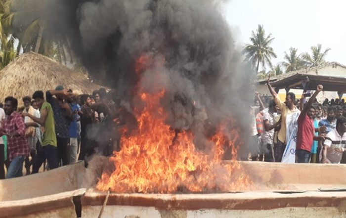 Fishermen Protest in Kakinada: కాకినాడలో తీవ్ర ఉద్రిక్త పరిస్థితులు, అరబిందో పైప్‌ లైన్‌ తీయాలంటూ పెట్రోలు పోసుకొని మత్స్యకారుల ఆందోళన