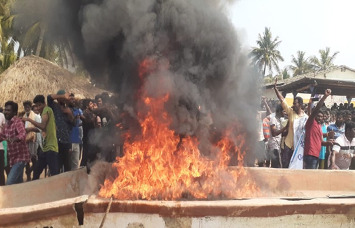 Fishermen Protest in Kakinada: కాకినాడలో తీవ్ర ఉద్రిక్త పరిస్థితులు, అరబిందో పైప్‌ లైన్‌ తీయాలంటూ పెట్రోలు పోసుకొని మత్స్యకారుల ఆందోళన