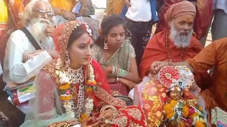 Women Weds Lord Krishna: చిన్ని కృష్ణయ్యను పెండ్లాడిన గ్వాలియర్ యువతి.. ఫోటోలు వైరల్