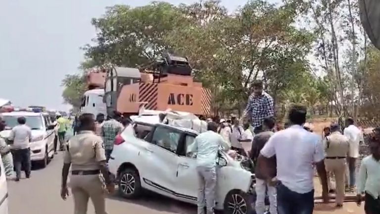 Nellore Road Accident: కావలి వద్ద ఘోర రోడ్డు ప్రమాదం వీడియో ఇదిగో, ఆగి ఉన్న లారీని వెనుకవైపు నుంచి బలంగా ఢీకొట్టిన లారీ, ఐదుగురు అక్కడికక్కడే మృతి