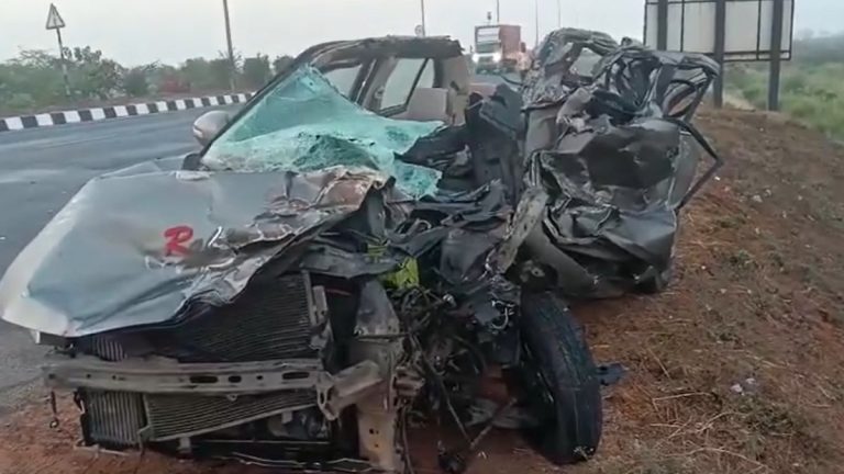 Kavali Road Accident: కావలిలో ఘోర రోడ్డు ప్రమాదం, లారీని క్రాస్ చేయబోయి ముందు వెళ్తున్న లారీని ఢీకొట్టిన కారు, ముగ్గురు అక్కడికక్కడే మృతి