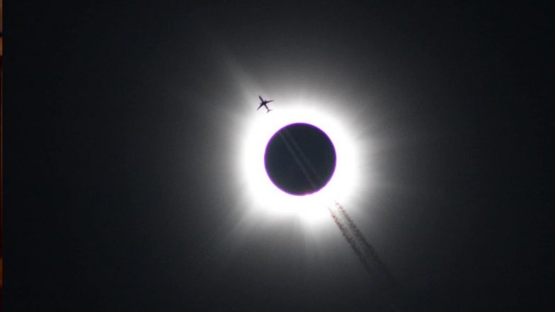 Solar Eclipse 2024: అద్భుతమైన ఫోటో, సంపూర్ణ సూర్యగ్రహణం సమయంలో ఆకాశంలో విమానం ఎలా కనిపిస్తోందో చూశారా..