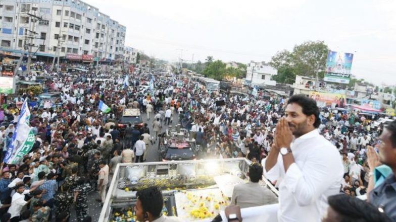 YS Jagan Road show: భారీ వ‌ర్షాన్ని సైతం లెక్క చేయ‌కుండా సీఎం జ‌గ‌న్ స‌భ‌కు పోటెత్తిన జ‌నం, చంద్ర‌బాబుకు ఓటేస్తే కొండ‌చిలువ నోట్లో త‌ల‌పెట్టిన‌ట్లేనన్న జ‌గ‌న్