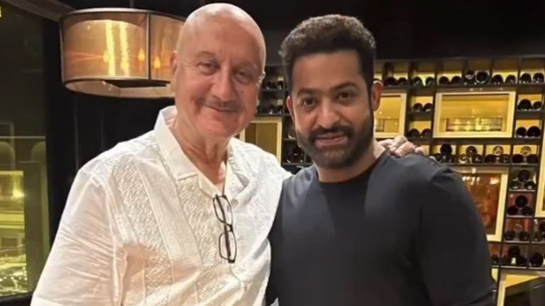 Anupam Kher Meets Jr NTR: ఇద్దరూ కలిసి నటిస్తున్నారా, జూనియర్ ఎన్టీఆర్‌తో అనుపమ్‌ఖేర్‌ ఫోటో వైరల్, పొగడ్తలతో ఇరువురు హీరోలు ట్వీట్