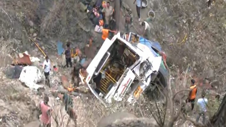 Bus Accident in Jammu and Kashmir: ఘోర రోడ్డు ప్రమాదంలో 21 మంది మృతి, 61 మందికి తీవ్ర గాయాలు, జమ్మూలో అదుపుతప్పి లోయలో పడిన బస్సు