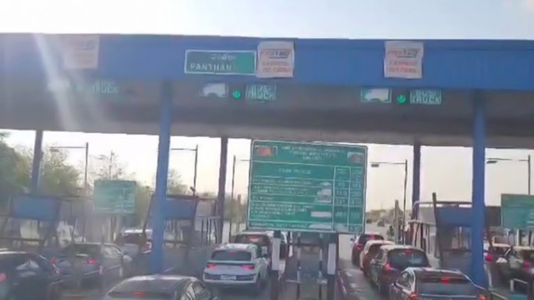 Traffic Jam at Panthangi Toll Plaza: ఎన్నికల సందడి.. సొంతూళ్లకు క్యూకట్టిన వాహనాలు.. పంతంగి టోల్‌ప్లాజా వద్ద భారీగా ట్రాఫిక్‌ జామ్